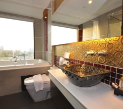 Люкс с частичным видом на море в Chalelarn Hotel