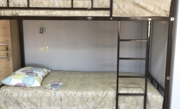 Кровать в 12 местном номере для мужчин в Энергия