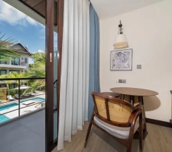 Двухместный номер Deluxe с балконом и с видом на бассейн 2 отдельные кровати в Howard Johnson by Wyndham Phuket Naiyang