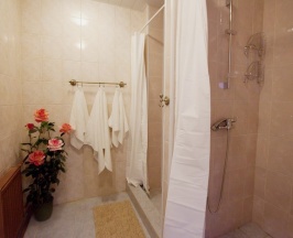 Кровать в четырехместном женском номере в New Day