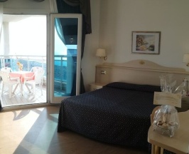 Одноместный номер Standard двуспальная кровать в Hotel Caravelle & Minicaravelle
