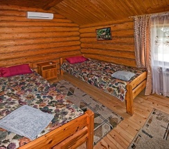Коттедж улучшенный с 3 односпальными кроватями в Ладейная