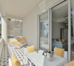 Сюит с террасой с красивым видом из окна в Garden Resort