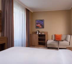 НОМЕР БИЗНЕС-КЛАССА С БОЛЬШОЙ КРОВАТЬЮ (KING SIZE) И ВИДОМ НА ГОРОД в Doubletree by Hilton Tyumen
