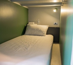 Кровать в общем номере с видом на город в Yaks House Hostel