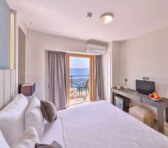 Двухместный номер Deluxe с балконом и с видом на море двуспальная кровать в Hera Hotel