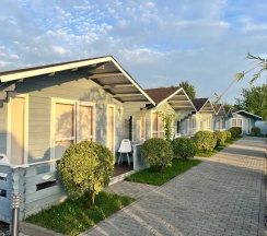 Двухместный семейный Домик с террасой двуспальная кровать в Летняя сказка