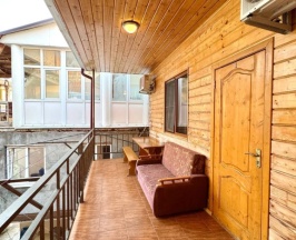 Трёхместный люкс с балконом и с красивым видом из окна в Южный