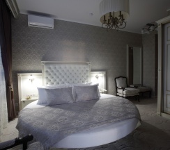 Люкс с круглой кроватью в Old town hotel