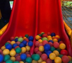 Шестиместные апартаменты с 3 комнатами с балконом в Якорь