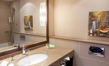 Двухместный полулюкс с видом на город двуспальная кровать в Holiday Inn Almaty