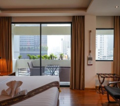 Двухместный люкс с балконом двуспальная кровать в Hotel Mermaid Bangkok