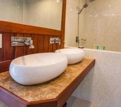 Трёхместный номер Standard с видом на бассейн в Howard Johnson by Wyndham Phuket Naiyang