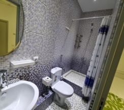 Двухместный номер с двуспальной кроватью, ванной комнатой, без окна в Sunny Sochi Hostel