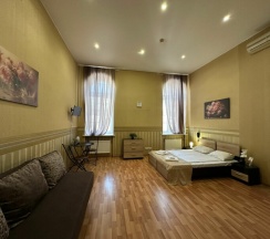 Семейный номер с двуспальной кроватью и диваном в Boho Centr Nevsky 140 Hotel