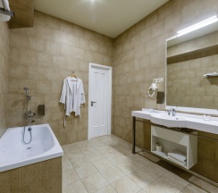 Джуниор сюит с ванной и душевой кабиной в Central inn
