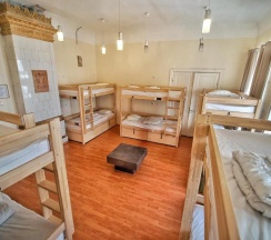 Кровать в общем номере в The Monks Bunk Hostel & Bar