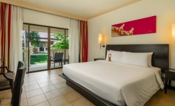 Двухместный номер Deluxe с видом на сад двуспальная кровать в Centara Kata Resort Phuket