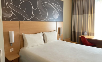 Двухместный номер Premium с видом на город двуспальная кровать в ibis Yerevan Center 