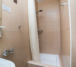 25 - Двухместный номер с террасой и боковым видом на море в Азов Инн