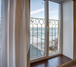 Двухместные апартаменты 18 Мансарда с видом на море двуспальная кровать в Exclusive Hotel&Apartments