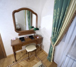 Семейный номер люкс с видом на монастырь в Покровская