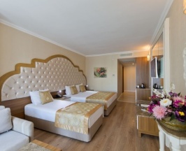 Двухместный номер с террасой двуспальная кровать в Oz Hotels Side Premium