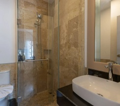 Люкс New семейный с джакузи на крыше с 3 комнатами в Phunawa Resort