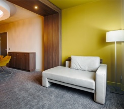 Номер Executive Suite c большой двуспальной кроватью в МЕРКЮР ТЮМЕНЬ ЦЕНТР