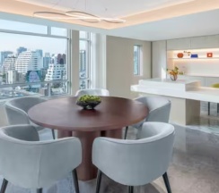 Двухместный люкс с террасой Presidential двуспальная кровать в DoubleTree by Hilton Bangkok Ploenchit
