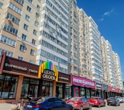 Четырёхместный люкс Executive с балконом и с красивым видом из окна в Апартаменты Плеханова 14