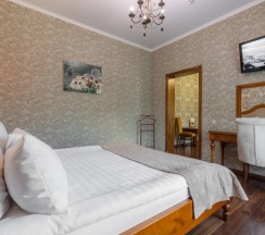 Двухместный полулюкс №4 с 2 комнатами с красивым видом из окна двуспальная кровать в Лель