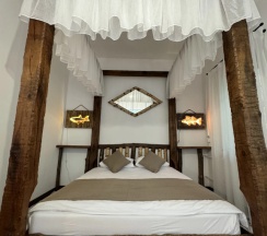 Двухместный полулюкс с балконом и с красивым видом из окна двуспальная кровать в Rybinka