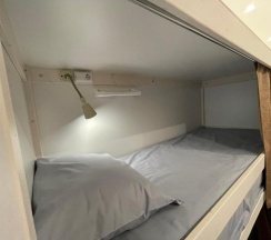Кровать в 6-местном общем номере в Люкс-сон