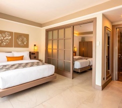 Четырёхместный семейный номер Deluxe с балконом и с красивым видом из окна в Tuana Hotels Casa Del Sol