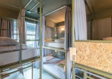 Кровать в общем номере с балконом в Zhelter'BKK - Hostel