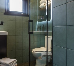 Зелёный дом 2 комнаты с камином и чаном в окружении леса в Timeless