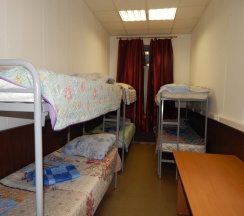 Кровать в общем номере с красивым видом из окна в Унисон