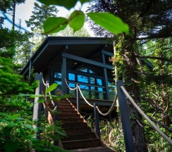 Шале на берегу вулканической реки в Кунашир резорт и СПА