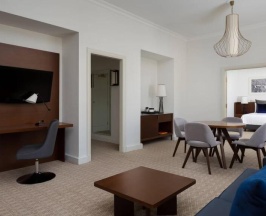 Двухместный люкс Vice-Presidential Republic Square View двуспальная кровать в Armenia Marriott Hotel Yerevan