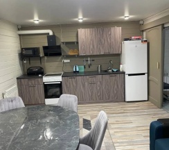 Коттедж с балконом и с красивым видом из окна в Гора U Дачи