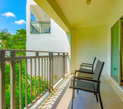 Четырёхместный люкс семейный с балконом в Отель Holiday Inn Resort Phuket Karon Beach by IHG