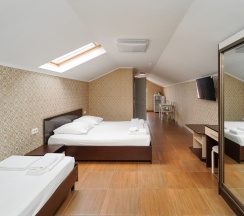 Четырёхместная комната с одной двуспальной и двумя односпальными кроватями в Чайка