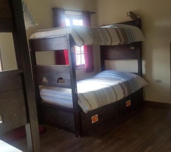 Кровать в общем номере в The Cranky Croc Hostel