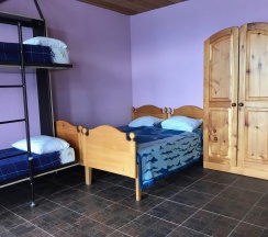 Комната стандарт с 2 односпальными и 2 двухъярусными кроватями Благодатная в Портал Белуха