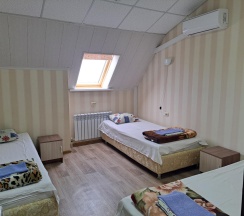 Номер улучшенный с 3 односпальными кроватями (мансарда) в Акварель