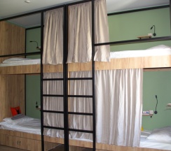 Место в мужской 8 местной комнате в Heritage