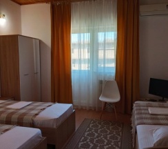 Трёхместный номер Standard с балконом и с красивым видом из окна в Александра