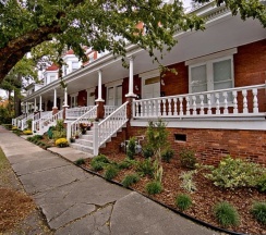 Апартаменты в 420Waldburg A · Modern Apt with Southern Charm Blocks from Forsyth