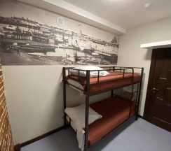 Кровать в 2-местном общем номере №5 в Стрежень